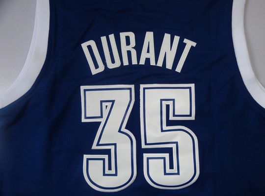 世界羽球超级750赛：19岁拉尼耶首夺男单冠军