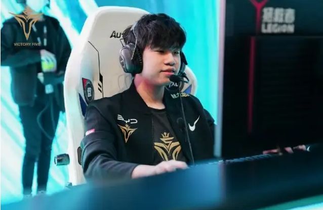 跟队：热刺最可能追求阿克利乌什，已淡化签下哈努斯的可能性